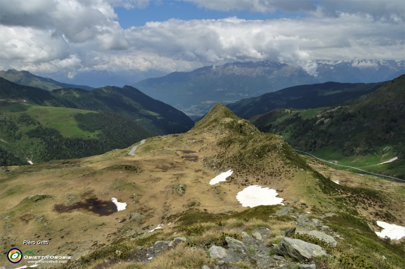 80 Ora scendo alla cimetta panoramica sulla valle di Albaredo.JPG